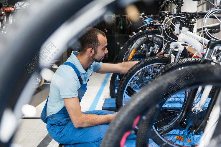 看在新的自行车的安装工技工在统一的设置周期,专业的维修和销售服务